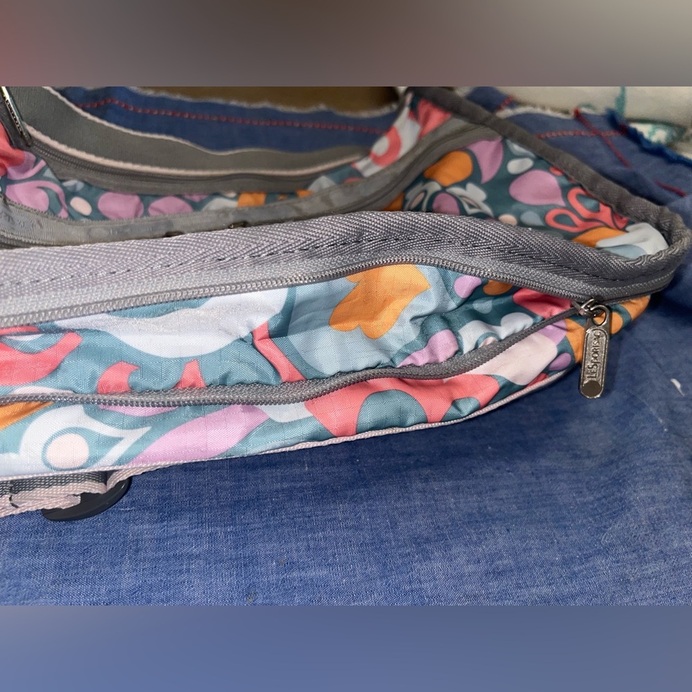 Le SportSac Multi-Color Floral Crossbody – Expandable Travel Bag - Picture 7 of 11